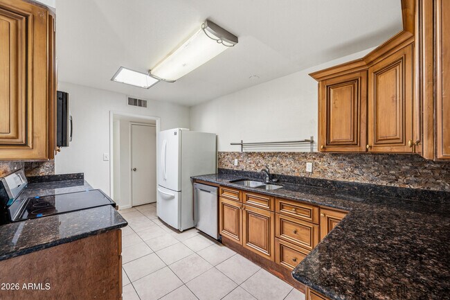 Building Photo - 12422 N Cherry Hills Dr E