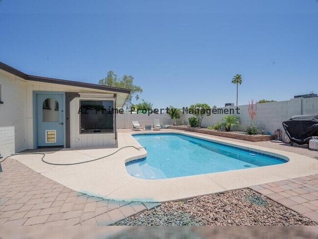 Building Photo - 2429 E Dahlia Dr
