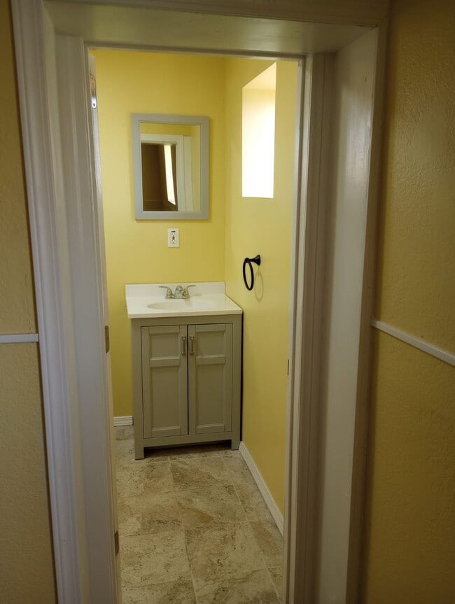 Building Photo - 3 bed 2 bath Renovated Rent Home