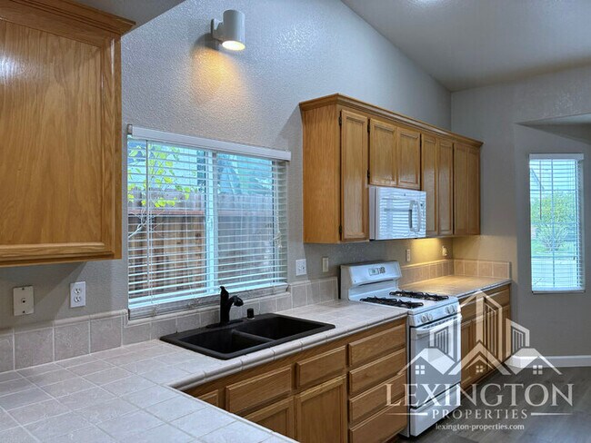 Building Photo - Updated 3 Bedroom, 2 Bathroom, Single-Story Home in Antelope!