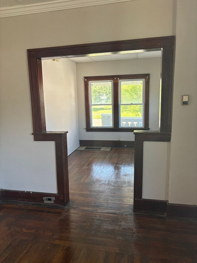 Building Photo - Section 8 Accepted! 5 BR 2 BA