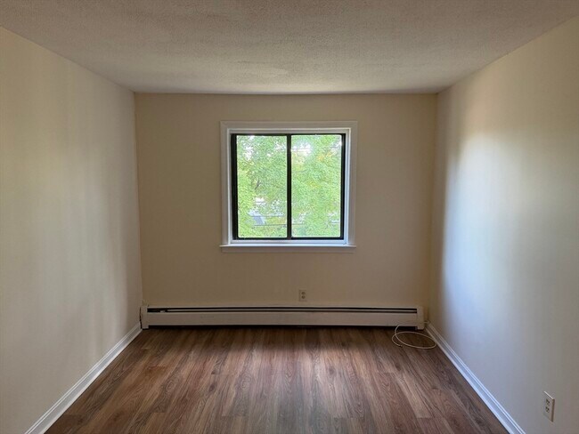 Building Photo - 655 W Lowell Ave