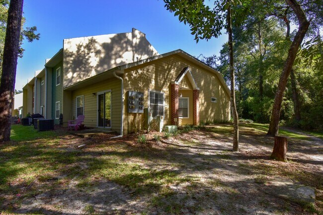 Building Photo - Charming 2BR/2BA End-Unit Condo in Monticello
