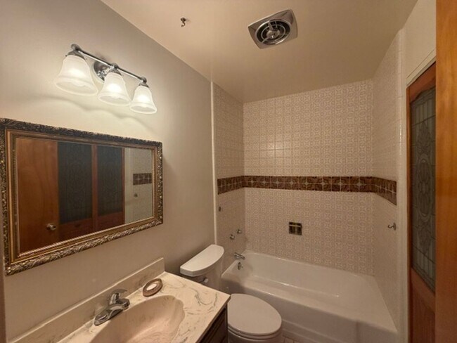 Building Photo - 460 Mariposa Dr