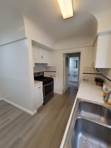 Building Photo - 2321 Veteran Ave