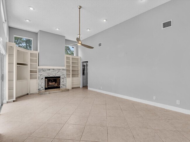 Building Photo - 10434 NW 6th Ct