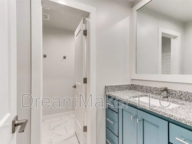 Building Photo - 2807 Clifton Ter