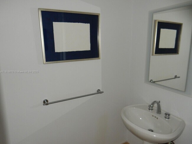 Building Photo - 848 Brickell Key Dr