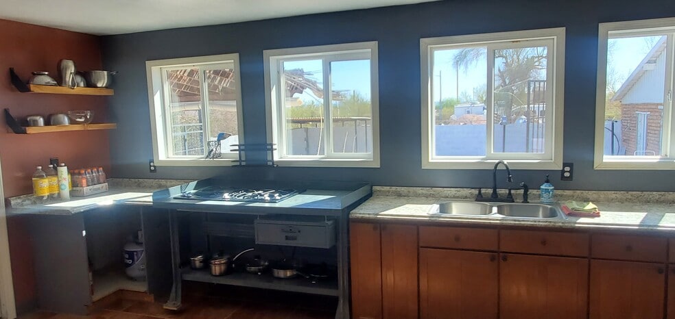 Building Photo - 1040 N Lyons Ave