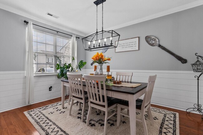 Building Photo - Luxurious 5-Bed, 2.5-Bath Home with Solar Panels in Newport News