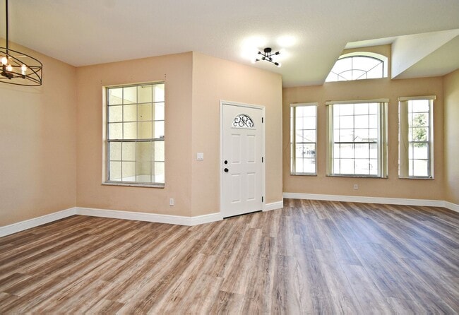 Building Photo - Lovely Remodeled 4/2 Home