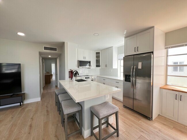 Building Photo - 698 Normandy Ln