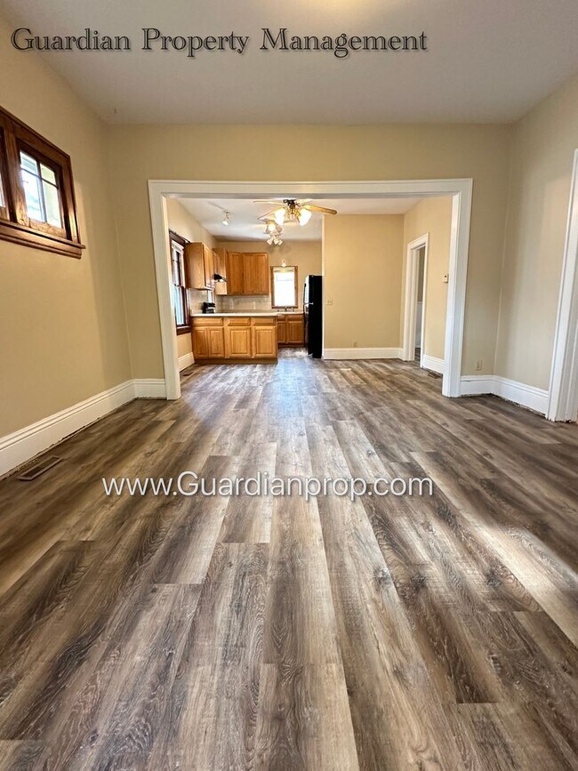 Building Photo - South Minneapolis SFH, Fenced Yard, 1 Car Garage, Dishwasher, Laundry, October Availability