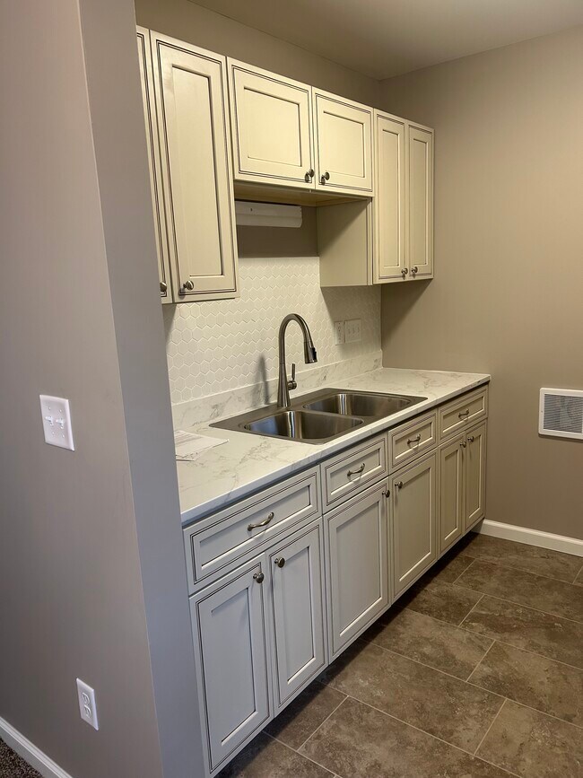 Building Photo - 5452 Dunmore Dr