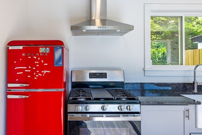 Building Photo - Short Term lease- Fully Furnished One bedroom, one bath