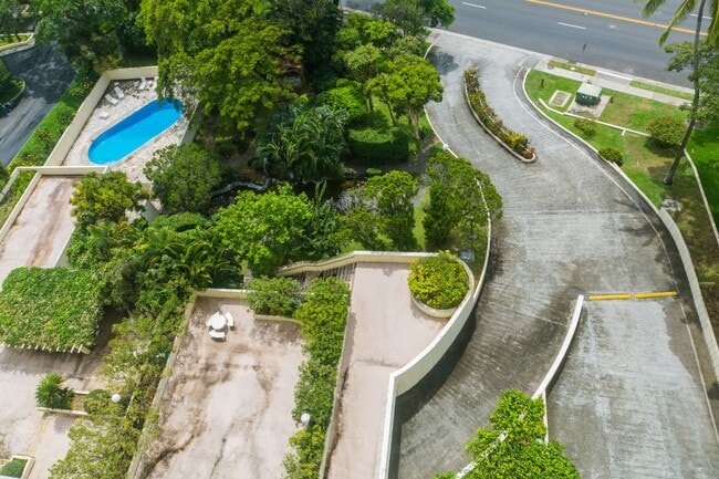 Building Photo - Naniwa Gardens - 1 bdrm/1 bath/1 covered p...