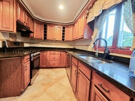 Building Photo - 158 Baker St