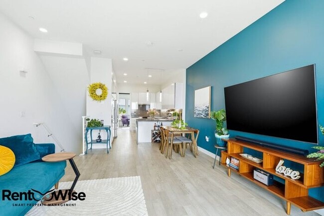 Building Photo - 594 Hudson Ave