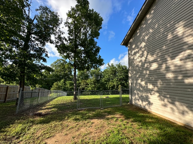 Building Photo - 15640 Top Dr