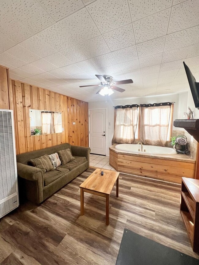 Building Photo - 877 Tulip Ln