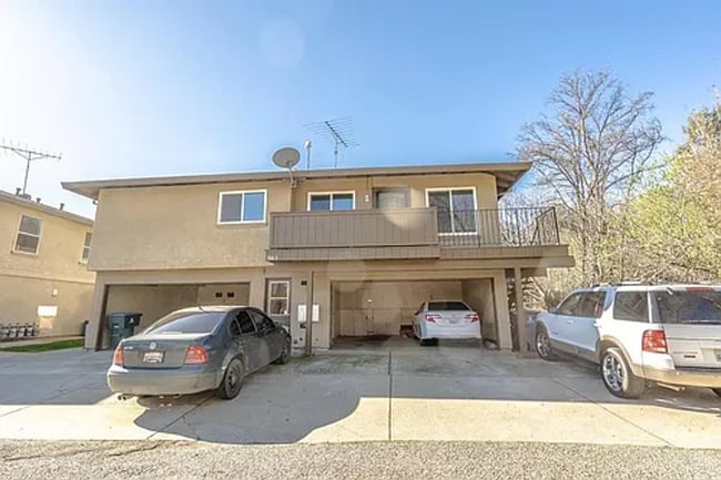 Building Photo - Charming 2-Bedroom Apartment with Updated ...