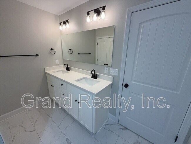 Building Photo - 4880 E Spencer Field Rd