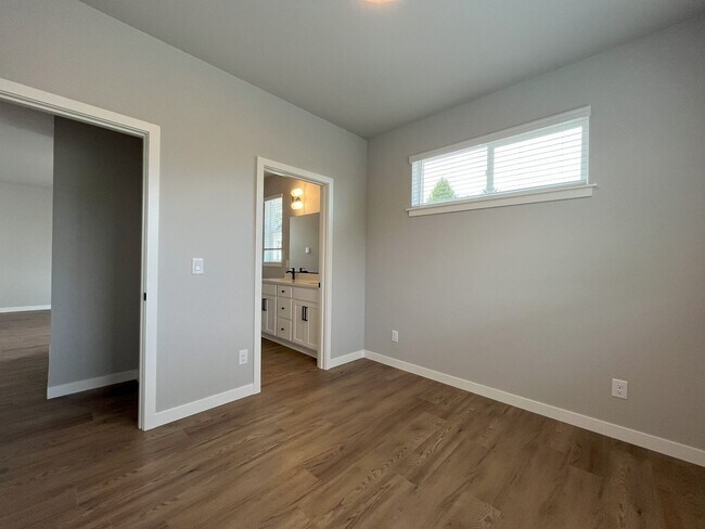 Building Photo - Luxury Living with Granite Counters & Stai...