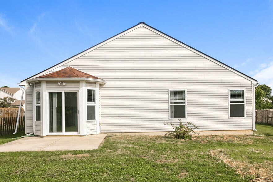 Building Photo - 823 Pine Lake Dr