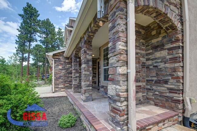 Building Photo - Beautiful home with 7 bedrooms, 5 1/2 bath...