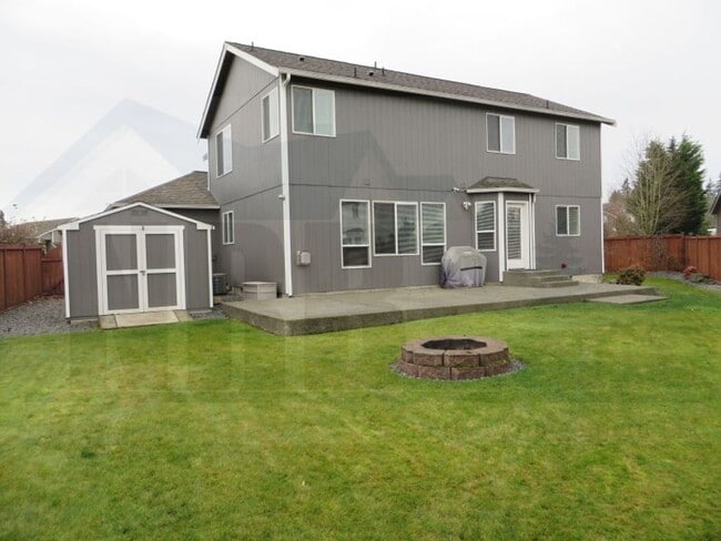 Building Photo - Gorgeous 4 bedroom House in a highly desir...