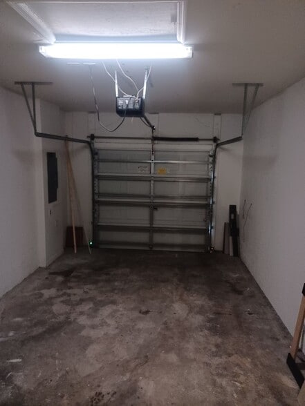 Building Photo - 3/2.5 Townhouse in a Family Friendly Community with Amenities Galore
