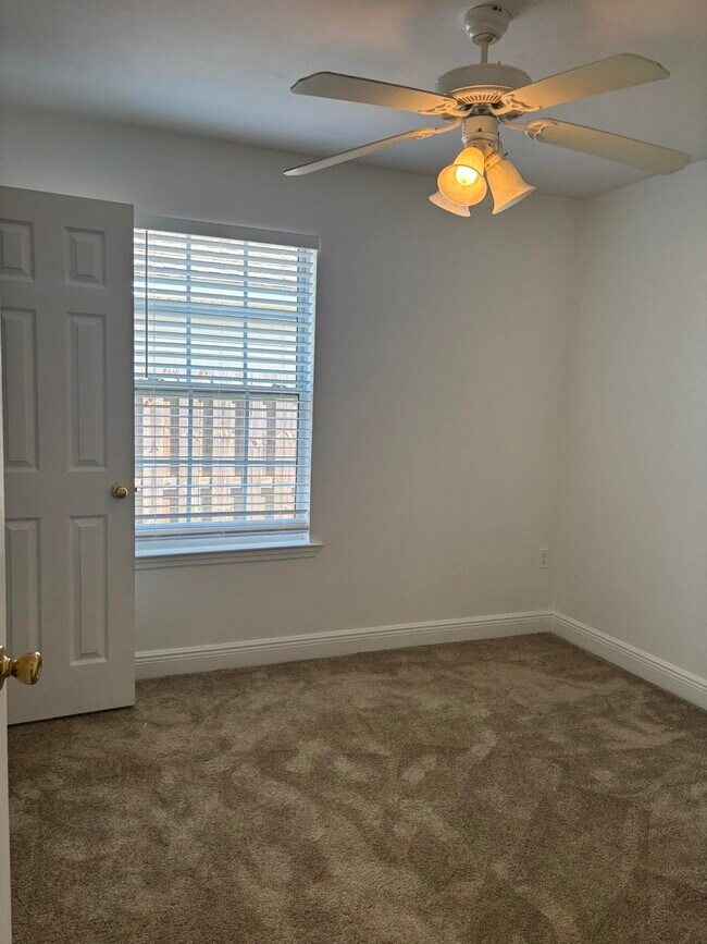 Building Photo - 3326 Golden Rain Dr