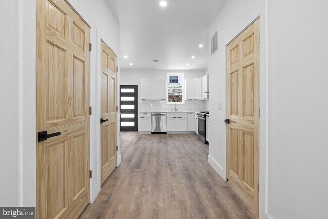 Building Photo - 458 W Earlham Ter