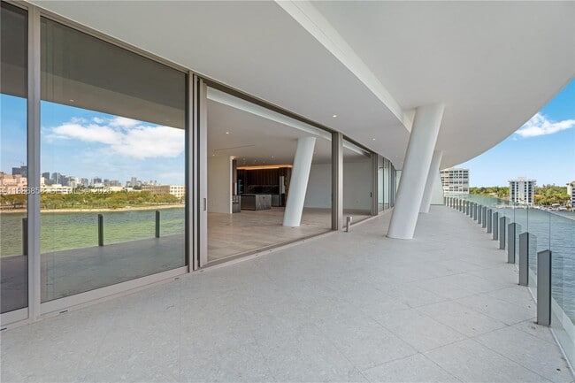 Building Photo - 5 Grove Isle Dr