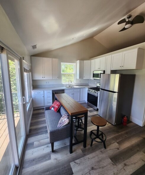 Building Photo - 872 Wild Rose Cir