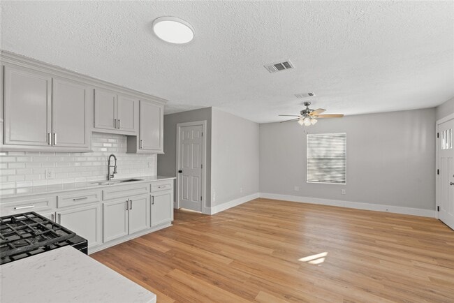 Building Photo - 915 Avenue E