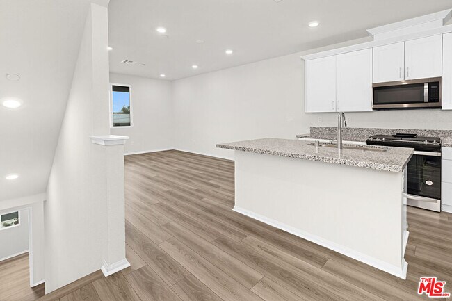 Building Photo - 220 Lockhart Wy