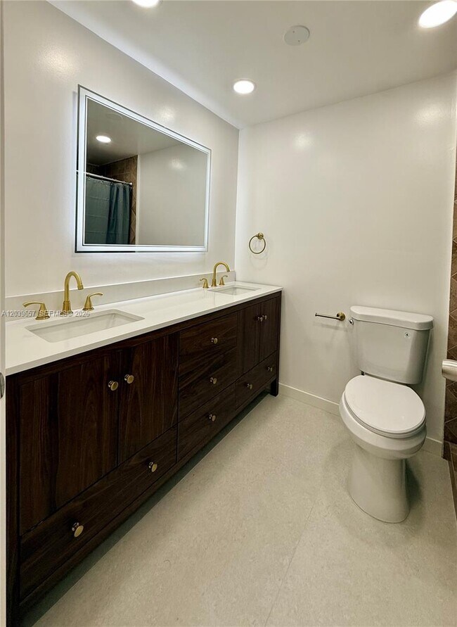 Building Photo - 561 W 39th St