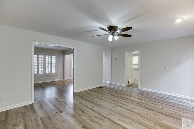 Building Photo - 6655 Lake Run Dr