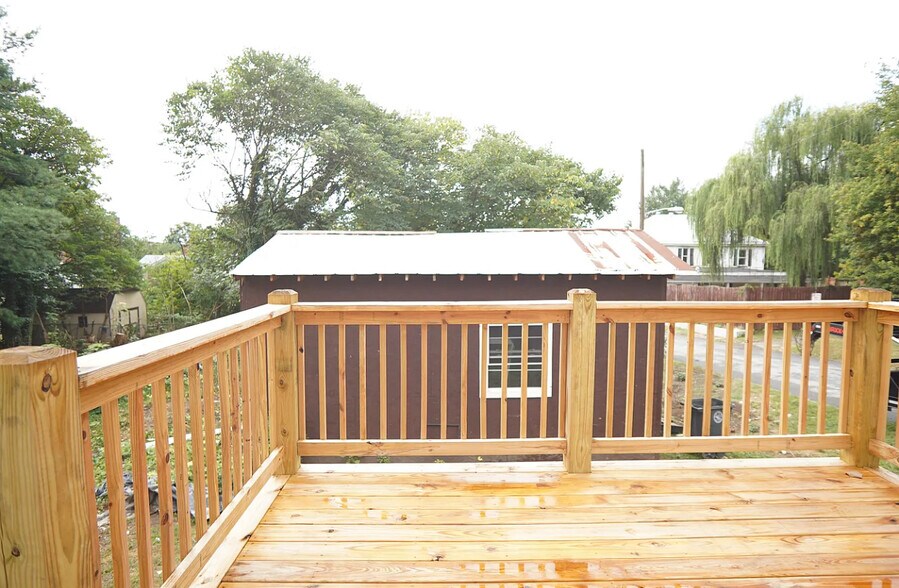 Outdoor Balcony/Deck that leads to backyard - 1101 Pierce St