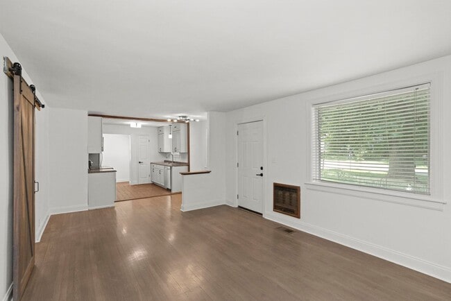 Building Photo - 1001 Horseshoe Dr