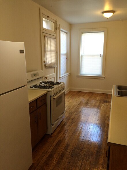 eat in kitchen - 5201 N Latrobe Ave