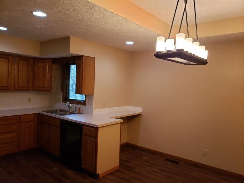 Eat-in Kitchen - 5501 S 32nd Cir