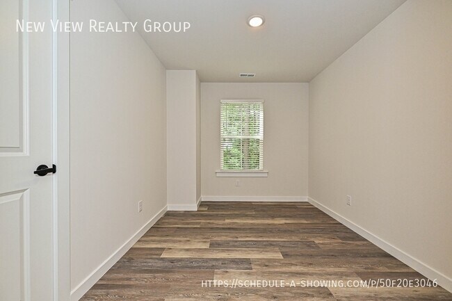 Building Photo - 514 12th Ave NE