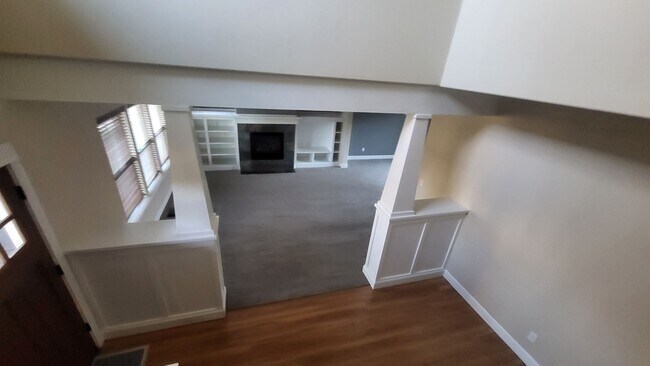 Building Photo - SE Bend 3 bed 2.5 bath Plus BONUS-Fenced