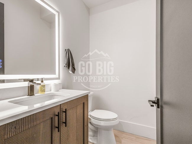 Building Photo - Luxury 5 Bedroom Single Family Home