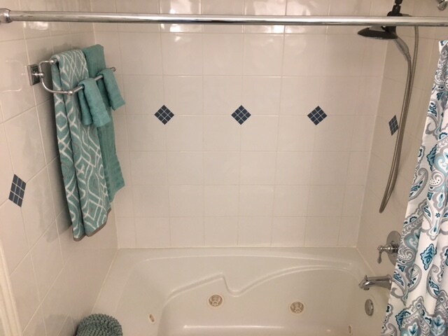 Master Bed Tub - 2300 Old Spanish Trl
