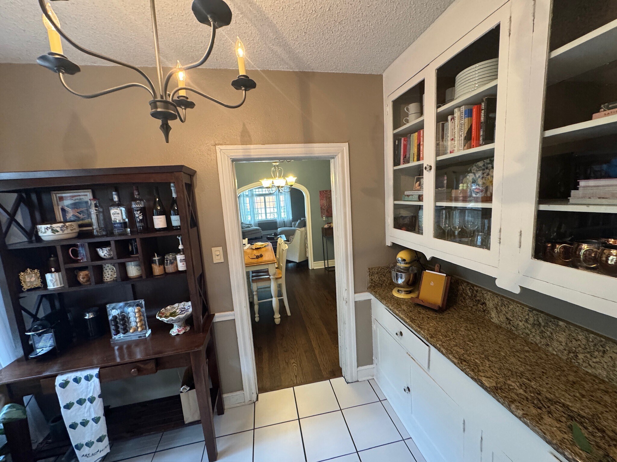 BreakFast Room - 4006 Hawthorne Ave
