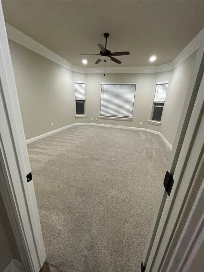 Building Photo - 1506 SW Edinburgh Ave