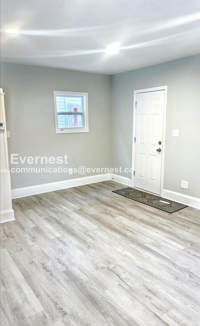 Building Photo - 1270 Moore St